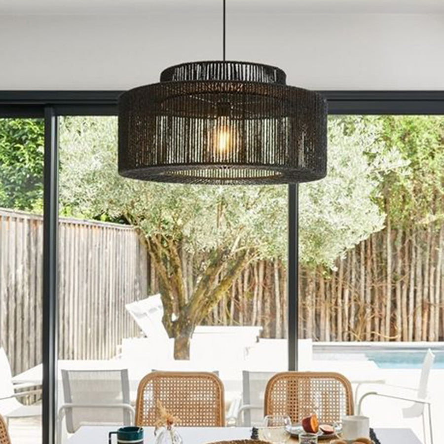 Gevlochten rotan hanglamp in trommelvorm met zwarte ophanging