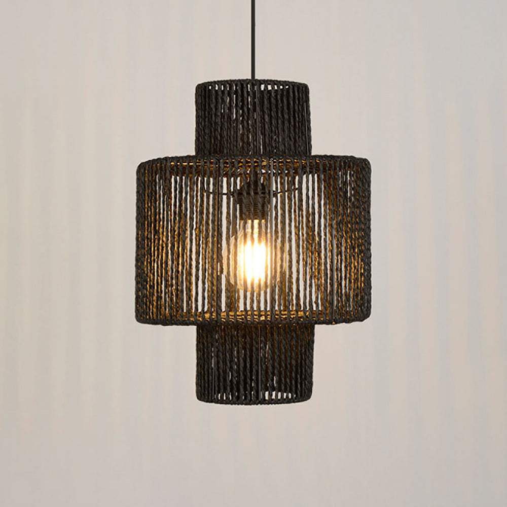 Gevlochten rotan hanglamp in trommelvorm met zwarte ophanging