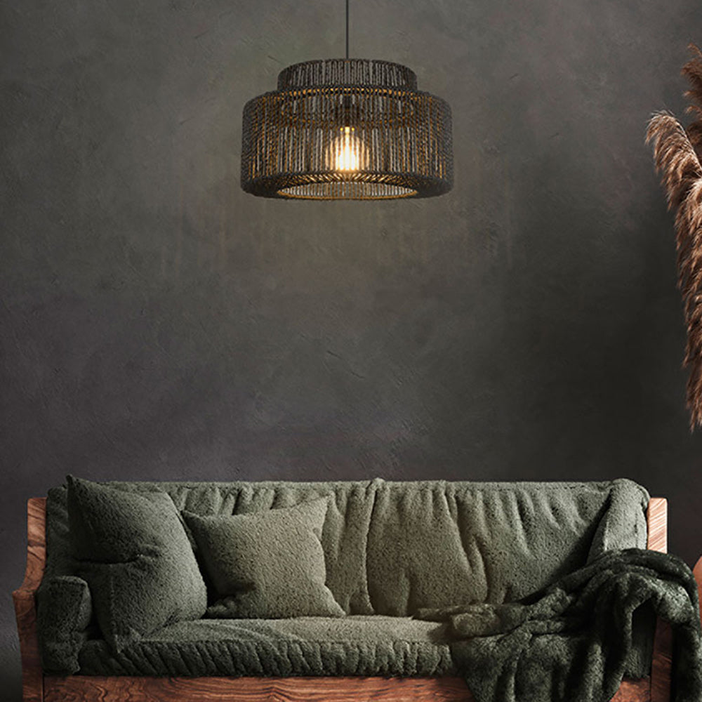 Gevlochten rotan hanglamp in trommelvorm met zwarte ophanging