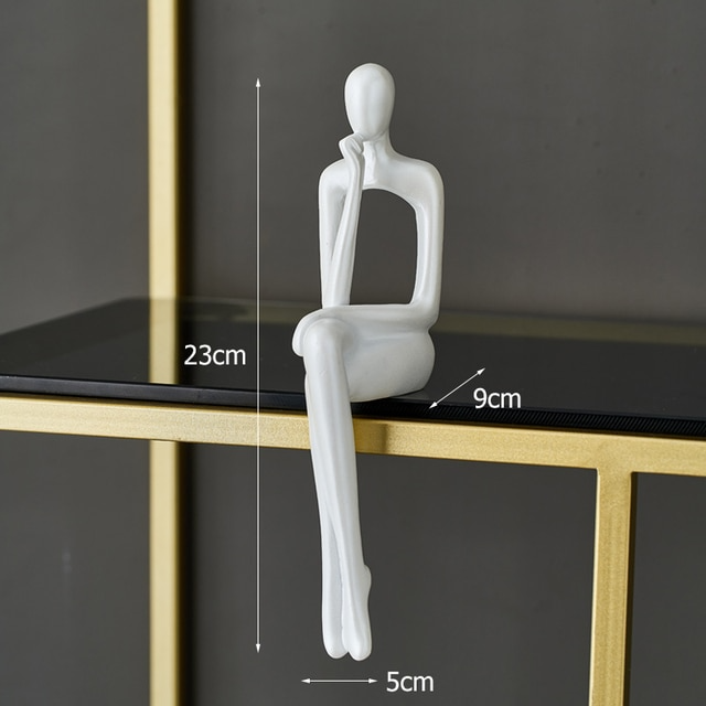 Abstract beeldje van een zittende figuur van hars