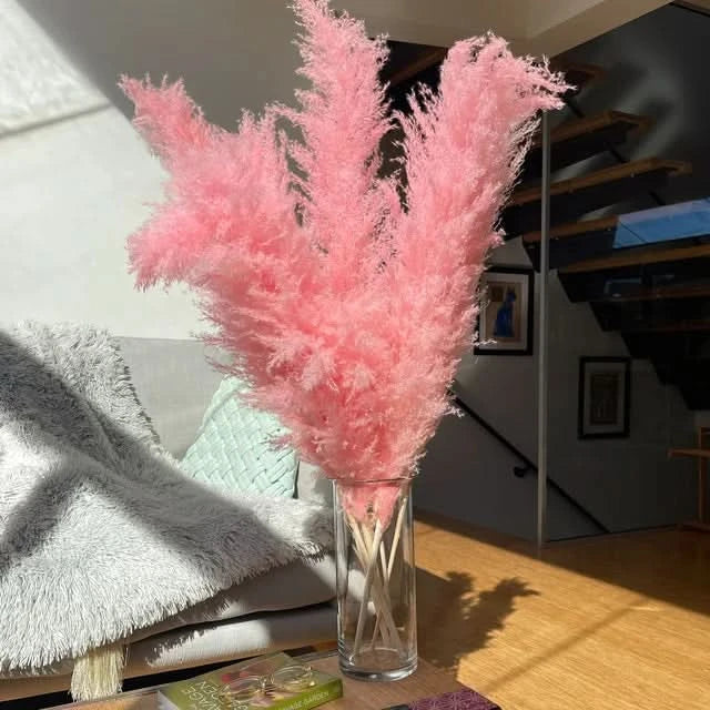 Kunstmatige pampasgras-pluimen in een vaas