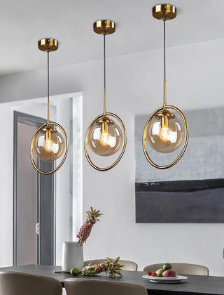 Glazen hanglamp met metalen ring rond de kap