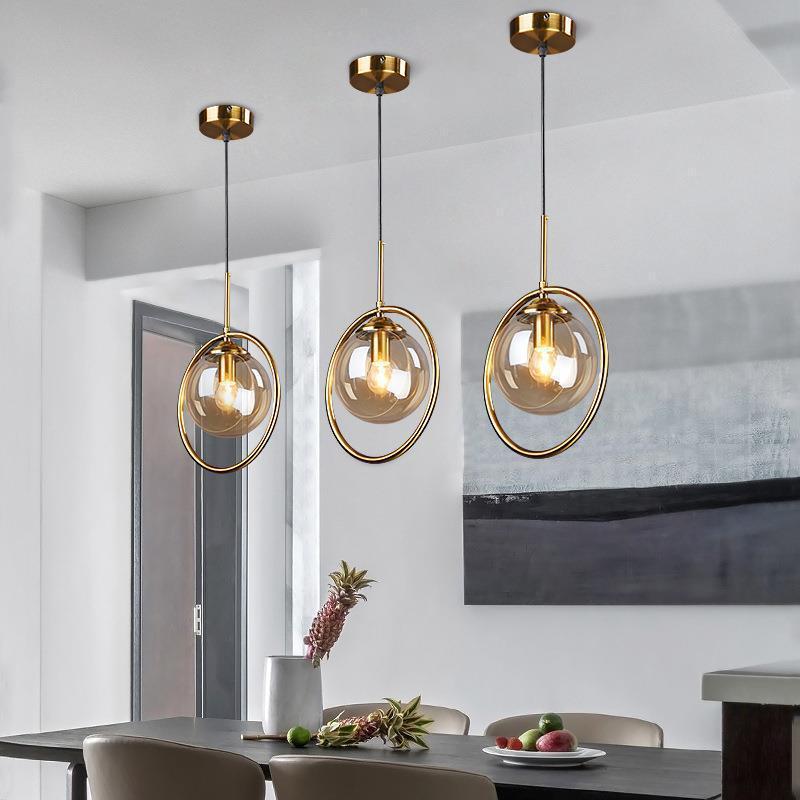 Glazen hanglamp met metalen ring rond de kap