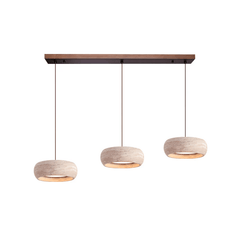 Ronde travertijn hanglamp in donutvorm aan een zwarte metalen stang