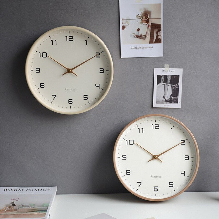 Ronde houten wandklok met strakke wijzerplaat aan de muur