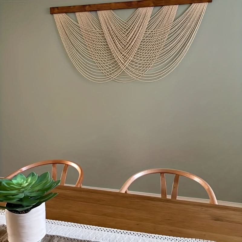 Geknoopt macramé wandpaneel van katoen aan een muur