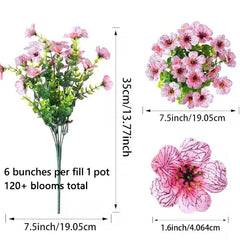 Kleurrijke kunstbloemen in een plantenbak op het balkon