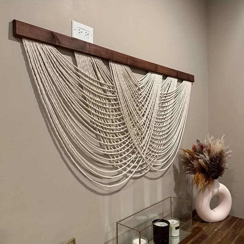 Geknoopt macramé wandpaneel van katoen aan een muur
