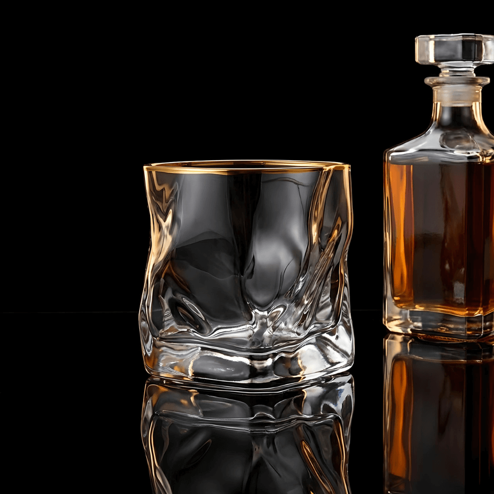 Kristallen whiskyglas met reliëfstructuur en goudkleurig accent
