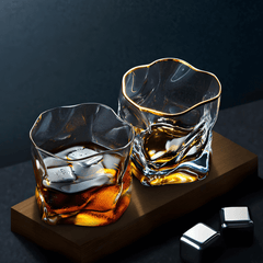 Kristallen whiskyglas met reliëfstructuur en goudkleurig accent