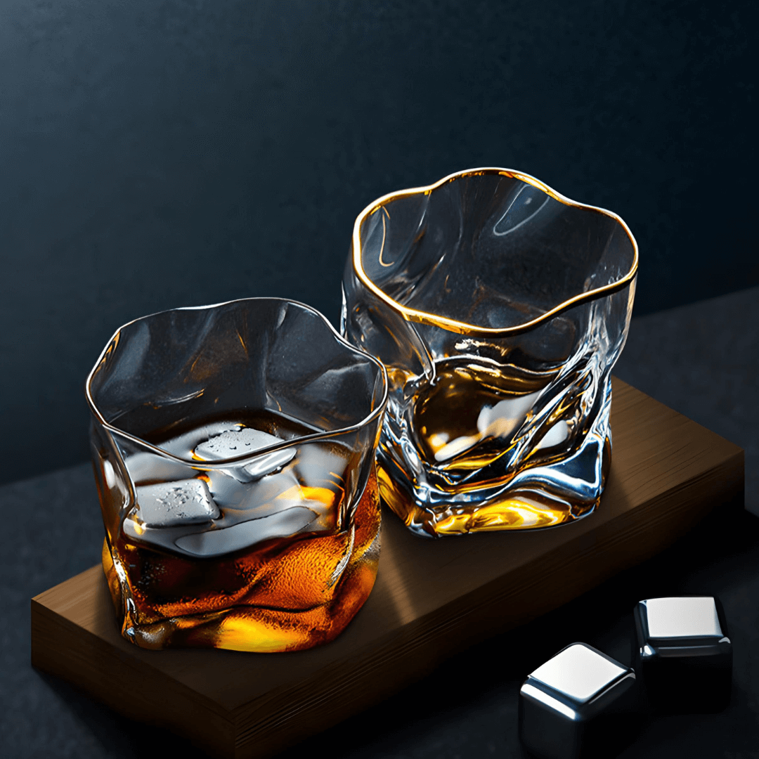 Kristallen whiskyglas met reliëfstructuur en goudkleurig accent