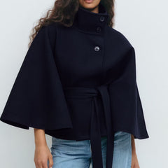 Cape jas voor dames met hoge kraag en ceintuur
