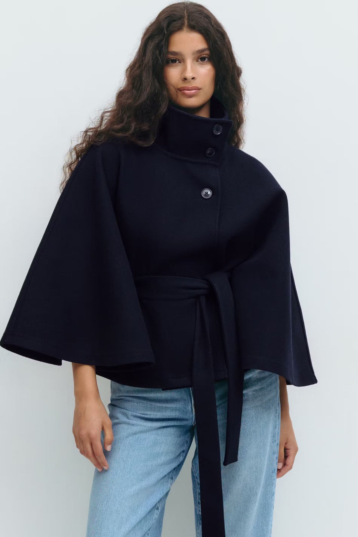 Cape jas voor dames met hoge kraag en ceintuur