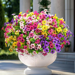 Kleurrijke kunstbloemen in een plantenbak op het balkon