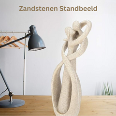 Abstract beeldje van twee figuren in een omhelzing