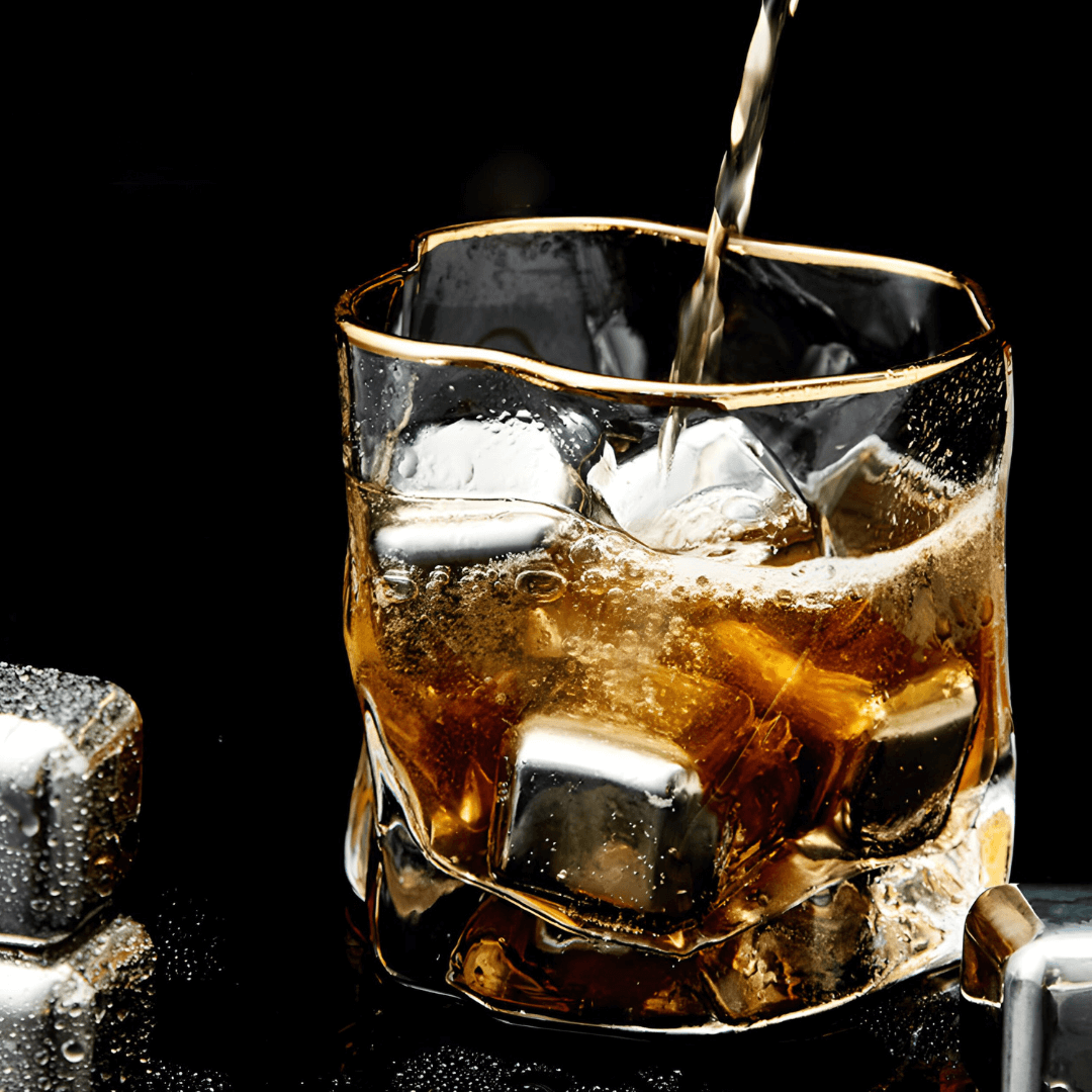 Kristallen whiskyglas met reliëfstructuur en goudkleurig accent