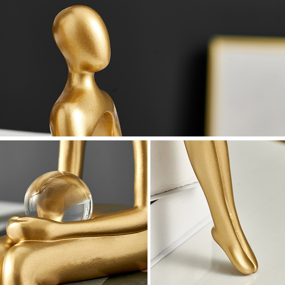 Abstract beeldje van een zittende figuur van hars