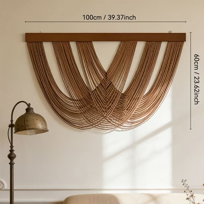 Geknoopt macramé wandpaneel van katoen aan een muur