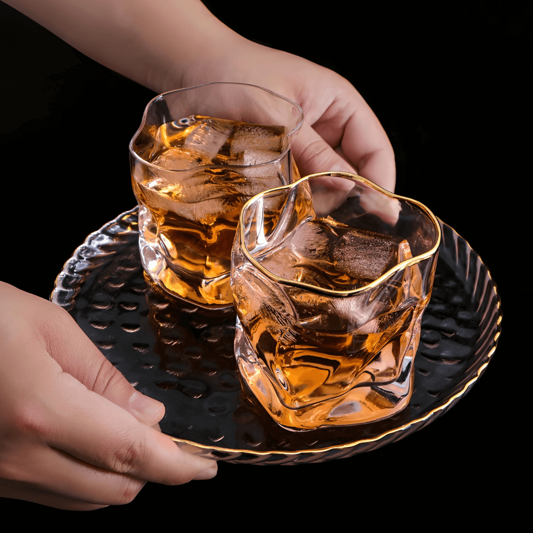 Kristallen whiskyglas met reliëfstructuur en goudkleurig accent