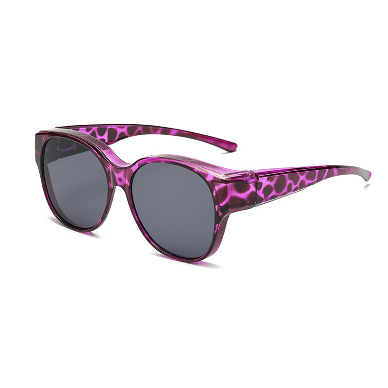 Overzet zonnebril met cat-eye montuur en getinte glazen