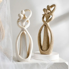Abstract beeldje van twee figuren in een omhelzing