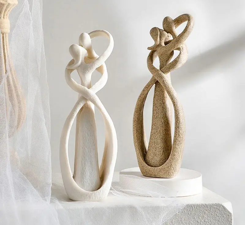 Abstract beeldje van twee figuren in een omhelzing