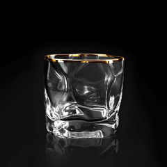 Kristallen whiskyglas met reliëfstructuur en goudkleurig accent
