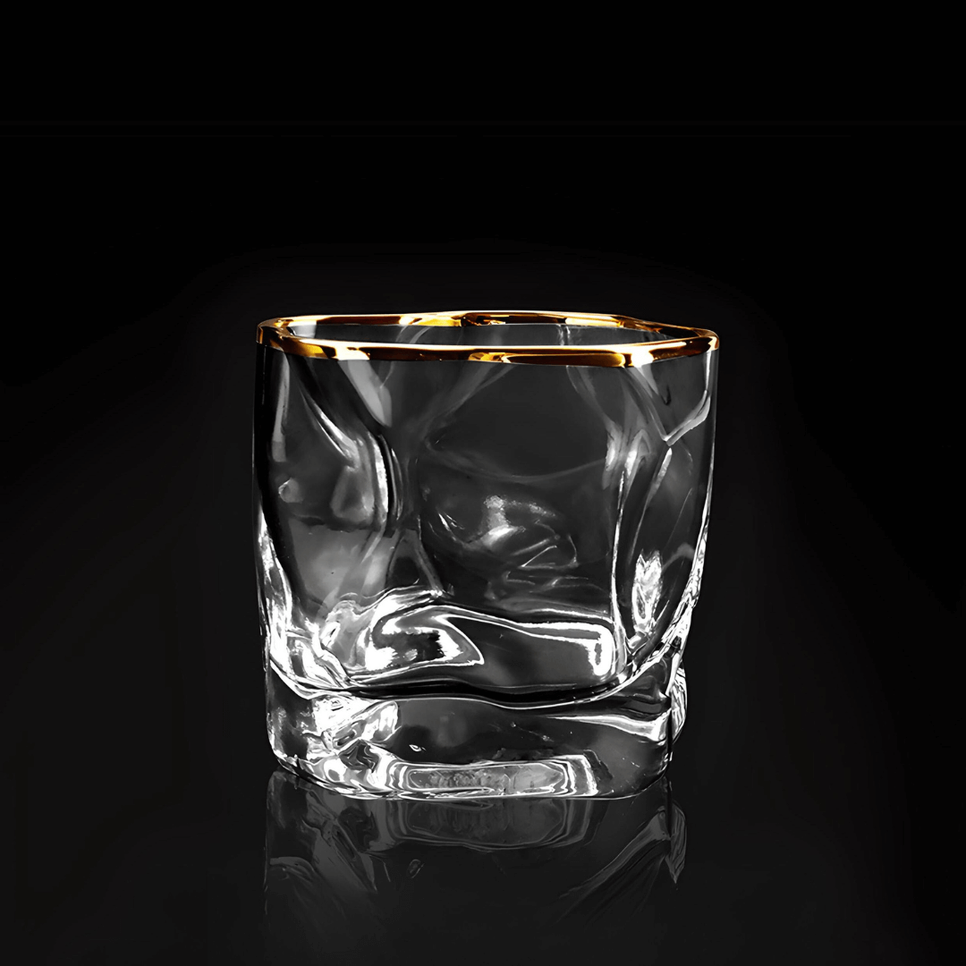 Kristallen whiskyglas met reliëfstructuur en goudkleurig accent