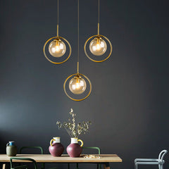 Glazen hanglamp met metalen ring rond de kap
