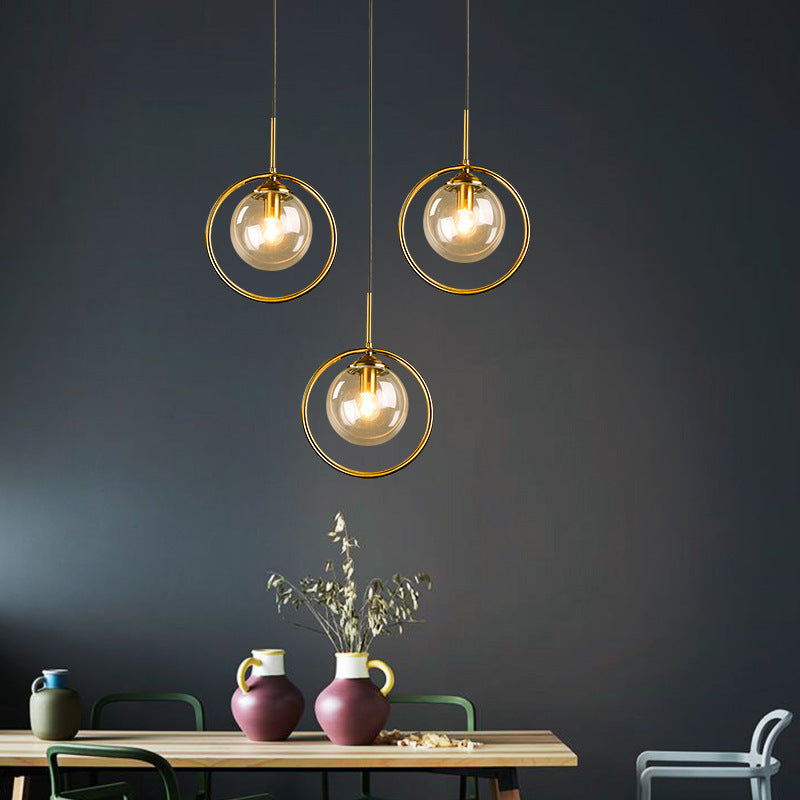 Glazen hanglamp met metalen ring rond de kap