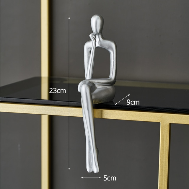 Abstract beeldje van een zittende figuur van hars