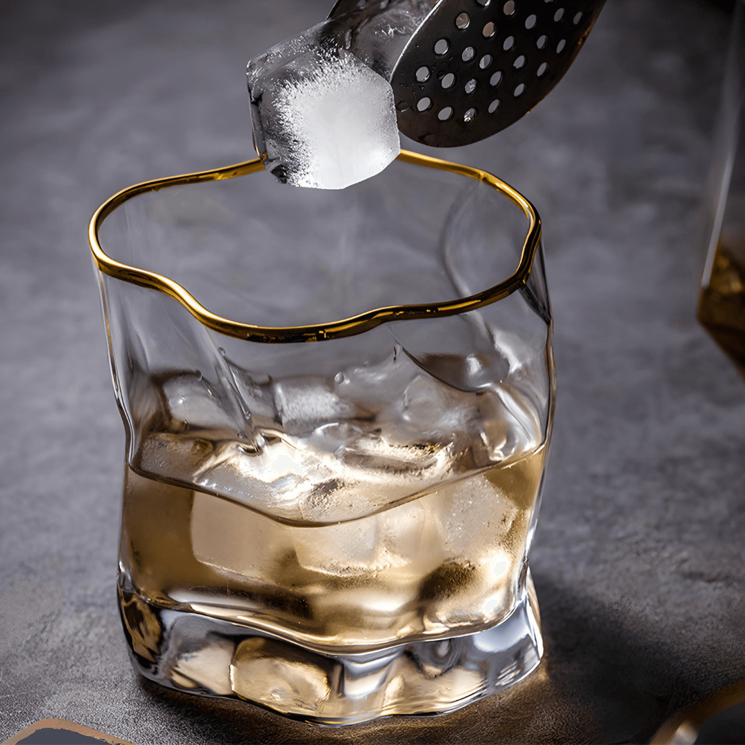 Kristallen whiskyglas met reliëfstructuur en goudkleurig accent
