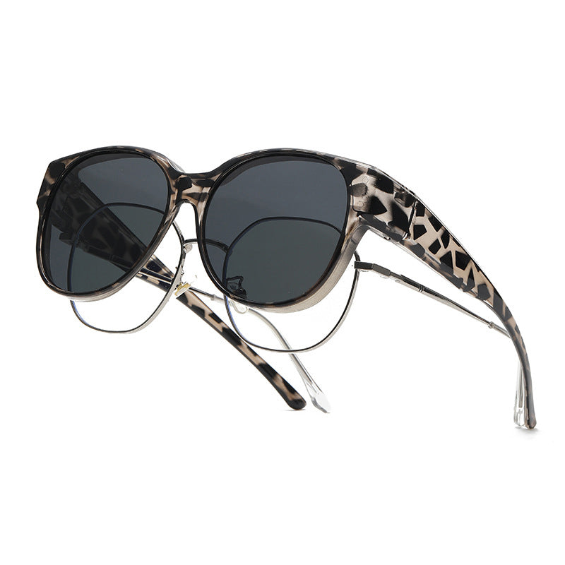 Overzet zonnebril met cat-eye montuur en getinte glazen