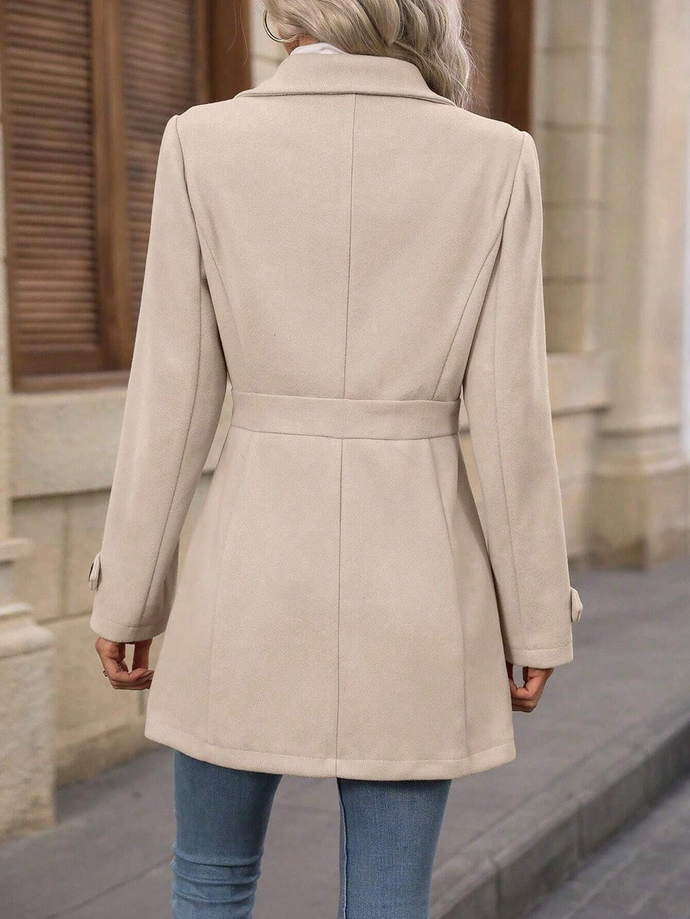 Getailleerde trenchcoat voor dames met ceintuur en reverskraag