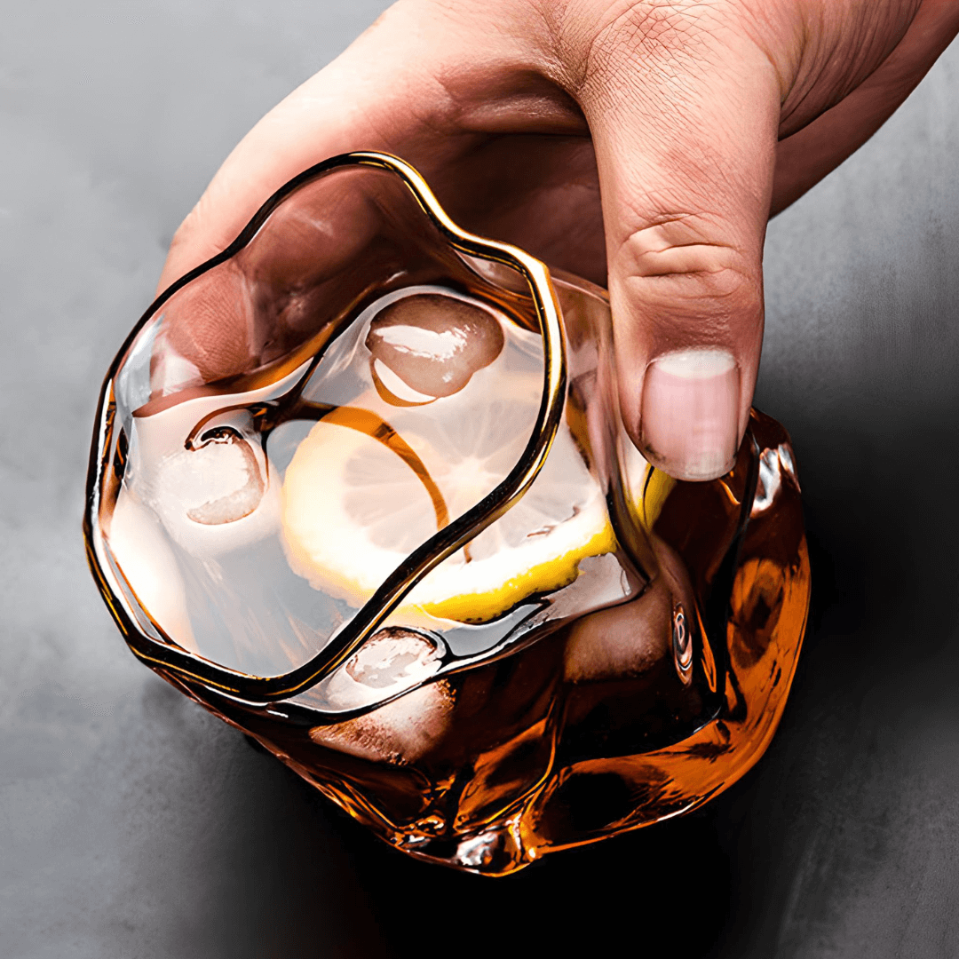 Kristallen whiskyglas met reliëfstructuur en goudkleurig accent