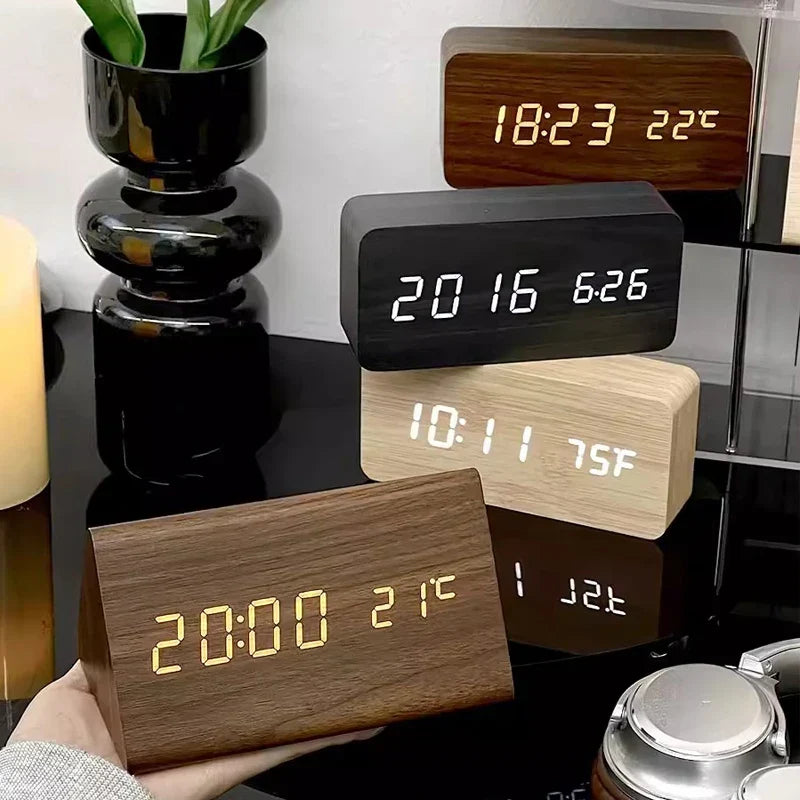 Digitale wekker in houtlook met LED-display