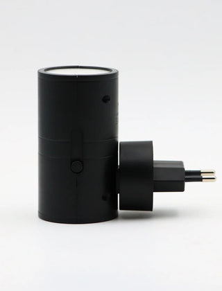 LED-wandlamp in een stopcontact met warm licht