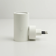 LED-wandlamp in een stopcontact met warm licht