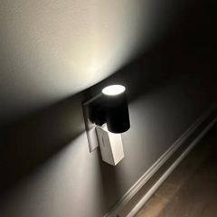 LED-wandlamp in een stopcontact met warm licht