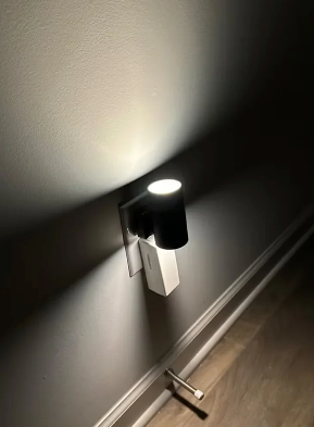 LED-wandlamp in een stopcontact met warm licht