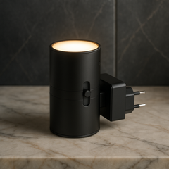 LED-wandlamp in een stopcontact met warm licht