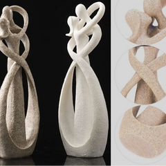 Abstract beeldje van twee figuren in een omhelzing