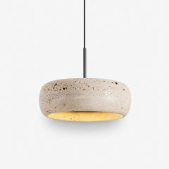 Ronde travertijn hanglamp in donutvorm aan een zwarte metalen stang
