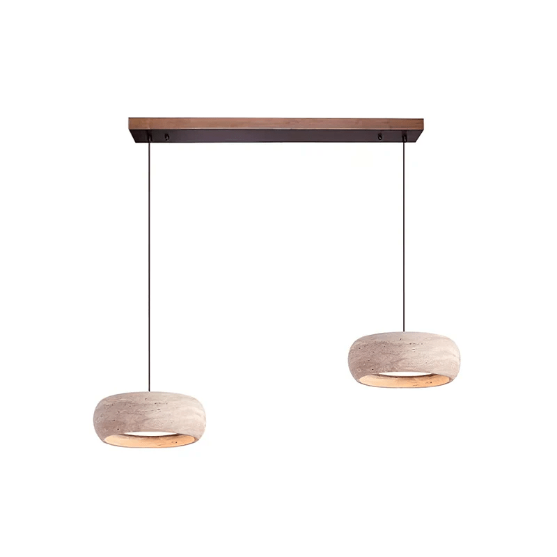 Ronde travertijn hanglamp in donutvorm aan een zwarte metalen stang