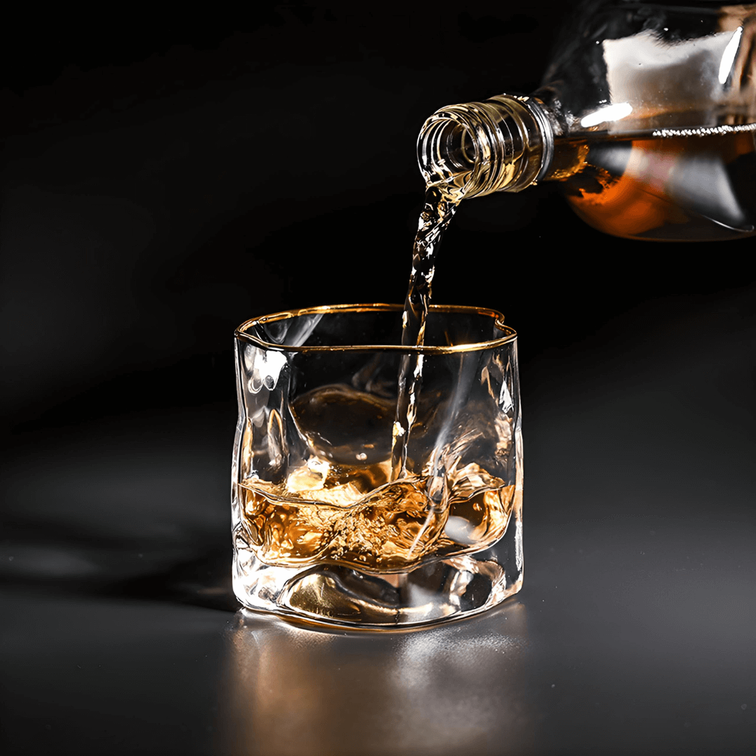 Kristallen whiskyglas met reliëfstructuur en goudkleurig accent