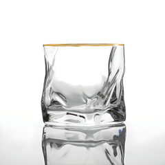 Kristallen whiskyglas met reliëfstructuur en goudkleurig accent