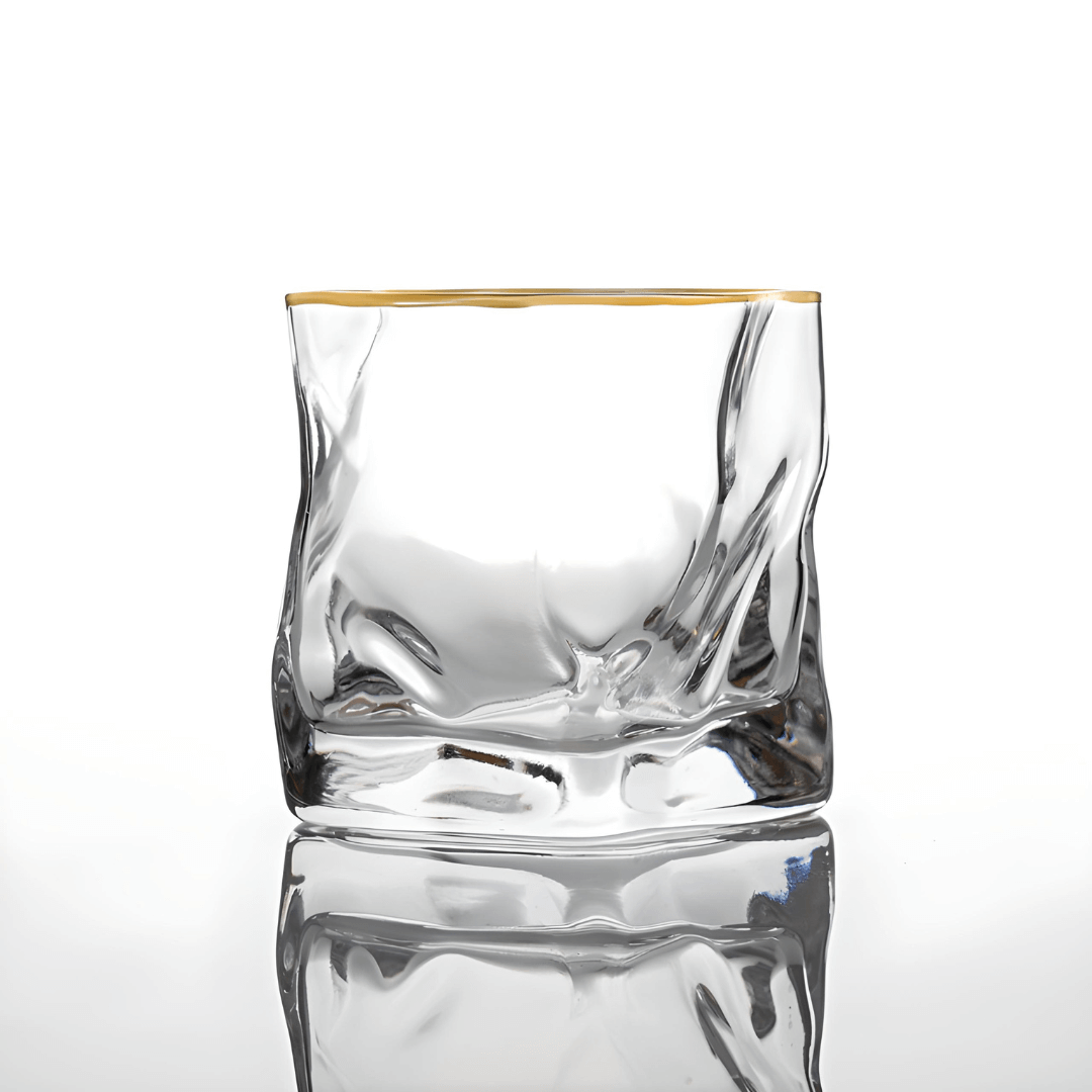 Kristallen whiskyglas met reliëfstructuur en goudkleurig accent