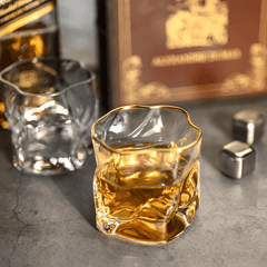 Kristallen whiskyglas met reliëfstructuur en goudkleurig accent