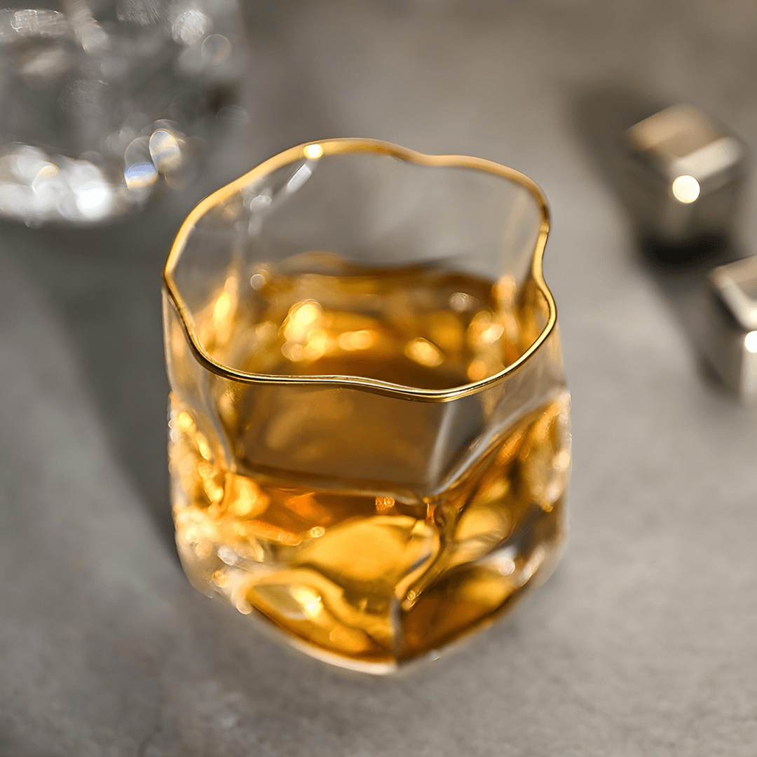 Kristallen whiskyglas met reliëfstructuur en goudkleurig accent