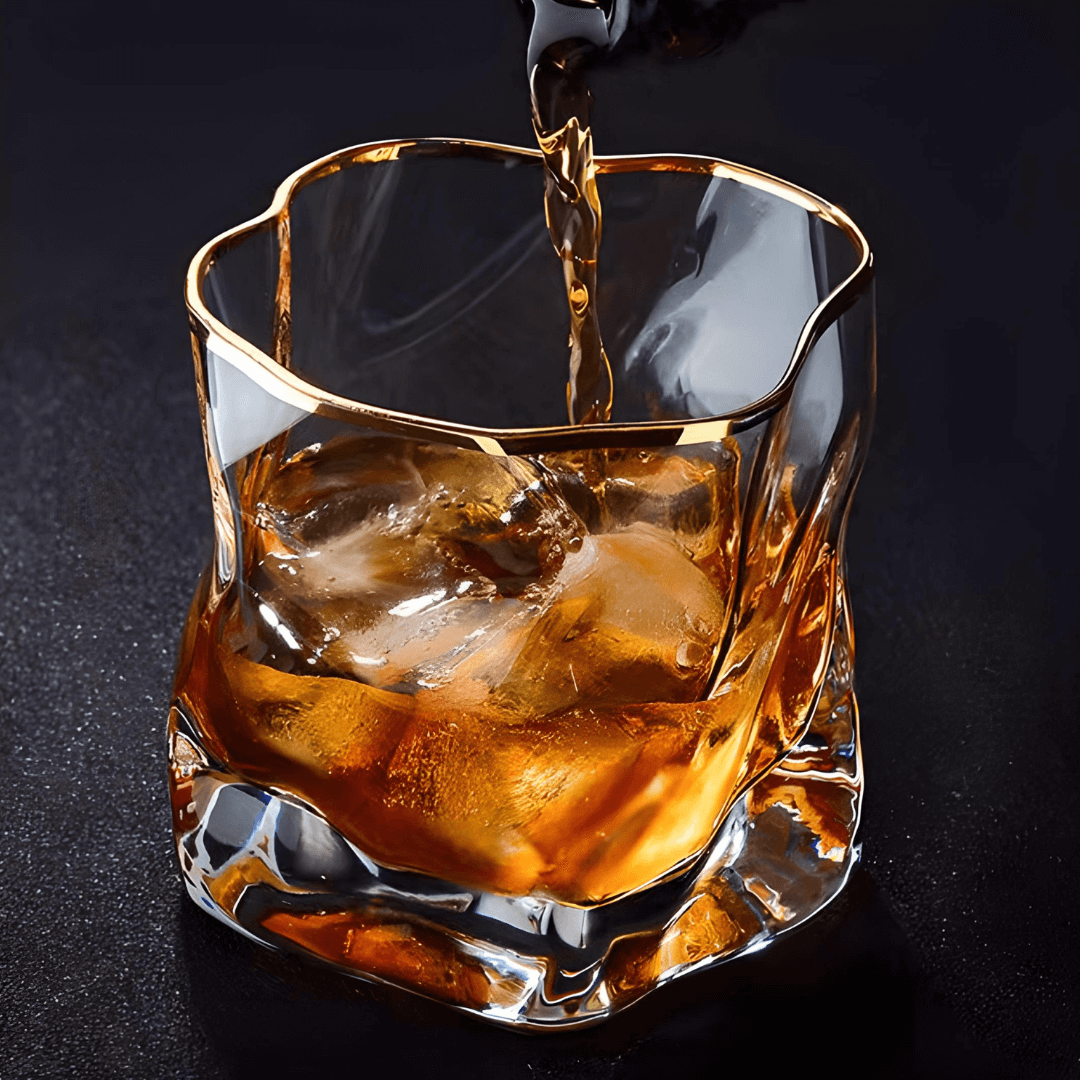 Kristallen whiskyglas met reliëfstructuur en goudkleurig accent